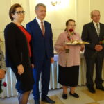 Medale za 50 i więcej wspólnie przeżytych lat parom z gminy Mirzec wręczyła wojewoda świętokrzyski Agata Wojtyszek (pierwsza z prawej). Zofia i Jerzy Gralcowie / Anna Głąb / Radio Kielce