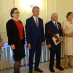 Medale za 50 i więcej wspólnie przeżytych lat parom z gminy Mirzec wręczyła wojewoda świętokrzyski Agata Wojtyszek (pierwsza z prawej). Zofia i Józef Książek / Anna Głąb / Radio Kielce