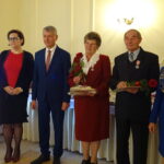 Medale za 50 i więcej wspólnie przeżytych lat parom z gminy Mirzec wręczyła wojewoda świętokrzyski Agata Wojtyszek (pierwsza z prawej). Zofia i Stanisław Antosowie / Anna Głąb / Radio Kielce