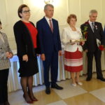 Medale za 50 i więcej wspólnie przeżytych lat parom z gminy Mirzec wręczyła wojewoda świętokrzyski Agata Wojtyszek (pierwsza z prawej). Zofia i Stefan Stasiakowie / Anna Głąb / Radio Kielce