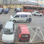 Zdjęcia z monitoringu. Samochód z wizerunkiem Bogdana Wenty podjeżdża na jedno z kieleckich osiedli, a osoby, które z niego wysiadły zostawiają za wycieraczkami aut ulotki / Monitoring / screen