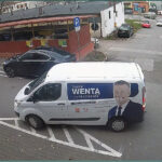 Zdjęcia z monitoringu. Samochód z wizerunkiem Bogdana Wenty podjeżdża na jedno z kieleckich osiedli, a osoby, które z niego wysiadły zostawiają za wycieraczkami aut ulotki / Monitoring / screen