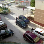 Zdjęcia z monitoringu. Samochód z wizerunkiem Bogdana Wenty podjeżdża na jedno z kieleckich osiedli, a osoby, które z niego wysiadły zostawiają za wycieraczkami aut ulotki / Monitoring / screen