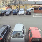 Zdjęcia z monitoringu. Samochód z wizerunkiem Bogdana Wenty podjeżdża na jedno z kieleckich osiedli, a osoby, które z niego wysiadły zostawiają za wycieraczkami aut ulotki / Monitoring / screen