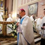 Piekoszów. Arcybiskup Wojciech Polak odprawił uroczystą mszę świętą w Sanktuarium Matki Bożej Miłosierdzia. Na zdjęciu: arcybiskup Wojciech Polak / Jarosław Kubalski / Radio Kielce