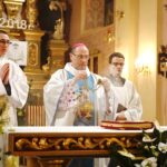 Piekoszów. Arcybiskup Wojciech Polak odprawił uroczystą mszę świętą w Sanktuarium Matki Bożej Miłosierdzia. Na zdjęciu: arcybiskup Wojciech Polak (w środku) / Jarosław Kubalski / Radio Kielce