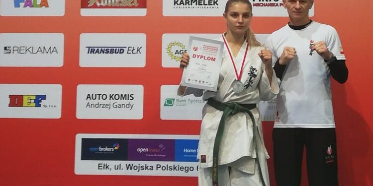 Laura Sitek ze swoim trenerem Andrzejem Horną / Klub Karate Morawica