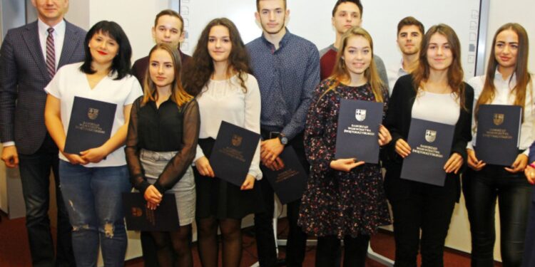 Kielce. Wręczenie studentom UJK stypendiów marszałka. Na zdjęciu: marszałek Adam Jarubas (po lewej) i nagrodzeni studenci / swietokrzyskie.pro