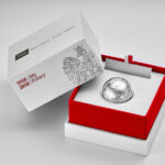 Srebrna moneta w kształcie kuli o nominale 100 złotych / NBP