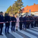 Oficjalne otwarcie wyremontowanych ulic w Sandomierzu. Nową nawierzchnię mają ulica Mickiewicza i Żeromskiego. Na zdjęciu od lewej: Marcin Marzec - burmistrz Sandomierza, Marcin Piwnik - starosta sandomierski, Marek Kwitek - poseł PiS, Agata Wojtyszek - wojewoda świętokrzyski, Marek Jońca - członek zarządu województwa świętokrzyskiego. / Grażyna Szlęzak-Wójcik / Radio Kielce