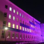 Kielce. W geście solidarności z wcześniakami, Wojewódzki Szpital Zespolony w Światowym Dniu Wcześniaka, rozbłysł na fioletowo / Wojewódzki Szpital Zespolony w Kielcach