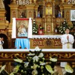 Piekoszów. Arcybiskup Wojciech Polak odprawił uroczystą mszę świętą w Sanktuarium Matki Bożej Miłosierdzia. Na zdjęciu (od lewej): biskup Andrzej Kaleta, biskup Jan Piotrowski i arcybiskup Wojciech Polak / Jarosław Kubalski / Radio Kielce