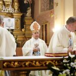 Piekoszów. Arcybiskup Wojciech Polak odprawił uroczystą mszę świętą w Sanktuarium Matki Bożej Miłosierdzia. Na zdjęciu: biskup Jan Piotrowski (w środku) / Jarosław Kubalski / Radio Kielce