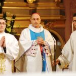 Piekoszów. Arcybiskup Wojciech Polak odprawił uroczystą mszę świętą w Sanktuarium Matki Bożej Miłosierdzia. Na zdjęciu: arcybiskup Wojciech Polak (w środku) / Jarosław Kubalski / Radio Kielce