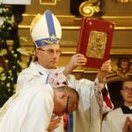 Piekoszów. Arcybiskup Wojciech Polak odprawił uroczystą mszę świętą w Sanktuarium Matki Bożej Miłosierdzia. Na zdjęciu: arcybiskup Wojciech Polak / Jarosław Kubalski / Radio Kielce