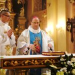 Piekoszów. Arcybiskup Wojciech Polak odprawił uroczystą mszę świętą w Sanktuarium Matki Bożej Miłosierdzia. Na zdjęciu: arcybiskup Wojciech Polak / Jarosław Kubalski / Radio Kielce