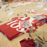 Kielce. Bicie rekordu Polski w ułożeniu największej mozaiki z tekstyliów w WDK / Marzena Mąkosa / Radio Kielce