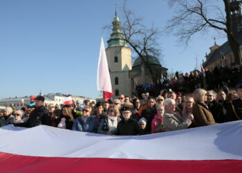 Kielce. Obchody Święta Niepodległości. Wspólne odśpiewanie hymnu na placu NMP / Marzena Mąkosa / Radio Kielce