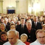 Piekoszów. Arcybiskup Wojciech Polak odprawił uroczystą mszę świętą w Sanktuarium Matki Bożej Miłosierdzia. Na zdjęciu: wojewoda Agata Wojtyszek, senator Krzyzstof Słoń, wicewojewoda Andrzej Bętkowski i Zbigniew Piątek - wójt Piekoszowa / Jarosław Kubalski / Radio Kielce