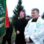 Piekoszów. Arcybiskup Wojciech Polak odprawił uroczystą mszę świętą w Sanktuarium Matki Bożej Miłosierdzia. Na zdjęciu: arcybiskup Wojciech Polak (po lewej) / Jarosław Kubalski / Radio Kielce