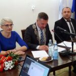 Zaprzysiężenie nowej Rady Miasta i burmistrza w Opatowie. Na zdjęciu (od lewej): Prezydium Rady - wiceprzewodnicząca Beata Wrzołek z Regionu Świętokrzyskiego, przewodniczący Marcin Słapek - PiS, wiceprzewodniczący Dawid Kargulewicz - PSL / Emilia Sitarska / Radio Kielce