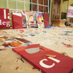 Kielce. Bicie rekordu Polski w ułożeniu największej mozaiki z tekstyliów w WDK / Marzena Mąkosa / Radio Kielce