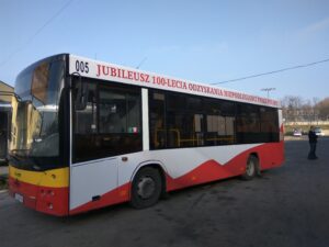 Autobusy w barwach narodowych na setną rocznicę odzyskania przez Polskę niepodległości / Wiktor Dziarmaga / Radio Kielce