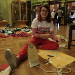 Kielce. Bicie rekordu Polski w ułożeniu największej mozaiki z tekstyliów w WDK / Marzena Mąkosa / Radio Kielce