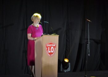 Barbara Kasińska podczas uroczystości z okazji 100-lecia szkoły / LO im. Bartosza Głowackiego w Opatowie