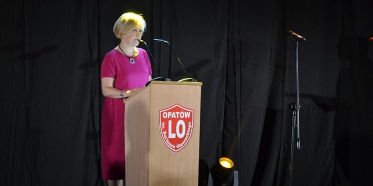 Barbara Kasińska podczas uroczystości z okazji 100-lecia szkoły / LO im. Bartosza Głowackiego w Opatowie