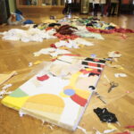 Kielce. Bicie rekordu Polski w ułożeniu największej mozaiki z tekstyliów w WDK / Marzena Mąkosa / Radio Kielce