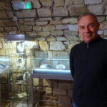 Bolesław Wiącek ze swoimi wyrobami z krzemienia pasiastego / Emilia Sitarska / Radio Kielce