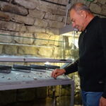 Bolesław Wiącek ze swoimi wyrobami z krzemienia pasiastego / Emilia Sitarska / Radio Kielce