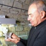 Bolesław Wiącek ze swoimi wyrobami z krzemienia pasiastego / Emilia Sitarska / Radio Kielce