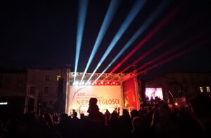 Kielce. Pokaz laserowy z okazji setnej rocznicy odzyskania przez Polskę niepodległości / Michał Kita / Radio Kielce