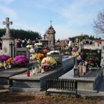 Kwesta na cmentarzu klasztornym na rzecz renowacji drewnianej kaplicy z 1915 roku / Ewa Pociejowska-Gawęda / Radio Kielce