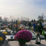 Kwesta na cmentarzu klasztornym na rzecz renowacji drewnianej kaplicy z 1915 roku / Ewa Pociejowska-Gawęda / Radio Kielce