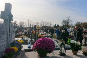 Kwesta na cmentarzu klasztornym na rzecz renowacji drewnianej kaplicy z 1915 roku / Ewa Pociejowska-Gawęda / Radio Kielce