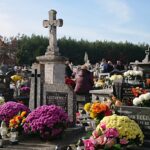 Kwesta na cmentarzu klasztornym na rzecz renowacji drewnianej kaplicy z 1915 roku / Ewa Pociejowska-Gawęda / Radio Kielce