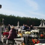 Kwesta na cmentarzu klasztornym na rzecz renowacji drewnianej kaplicy z 1915 roku / Ewa Pociejowska-Gawęda / Radio Kielce