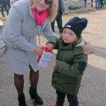 Kwesta na cmentarzu klasztornym na rzecz renowacji drewnianej kaplicy z 1915 roku / Ewa Pociejowska-Gawęda / Radio Kielce