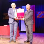 Jędrzejów. 90-lecie klubu Naprzód Jędrzejów. Na zdjęciu (od lewej): Mirosław Malinowski - prezes Świętokrzyskiego Związku Piłki Nożnej i Krzysztof Majchrzak - prezes klubu / Ewa Pociejowska - Gawęda / Radio Kielce