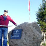 Janusz Głombiński, inicjator budowy obelisku, pozuje do zdjęcia w maciejówce dzierżąc w dłoni zabytkową szablę z lat 20. ubiegłego wieku / Kamil Włosowicz / Radio Kielce