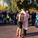 Kielce. XI Bieg Niepodległości. Medal wręcza wojewoda Agata Wojtyszek / Maciej Makuła / Radio Kielce