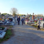 Kwesta na cmentarzu klasztornym na rzecz renowacji drewnianej kaplicy z 1915 roku / Ewa Pociejowska-Gawęda / Radio Kielce