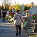 Kwesta na cmentarzu klasztornym na rzecz renowacji drewnianej kaplicy z 1915 roku / Ewa Pociejowska-Gawęda / Radio Kielce