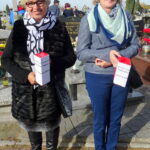 Kwesta na cmentarzu klasztornym na rzecz renowacji drewnianej kaplicy z 1915 roku / Ewa Pociejowska-Gawęda / Radio Kielce