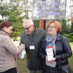 Kwesta na cmentarzu klasztornym na rzecz renowacji drewnianej kaplicy z 1915 roku / Ewa Pociejowska-Gawęda / Radio Kielce