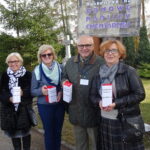 Kwesta na cmentarzu klasztornym na rzecz renowacji drewnianej kaplicy z 1915 roku / Ewa Pociejowska-Gawęda / Radio Kielce