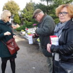 Kwesta na cmentarzu klasztornym na rzecz renowacji drewnianej kaplicy z 1915 roku / Ewa Pociejowska-Gawęda / Radio Kielce